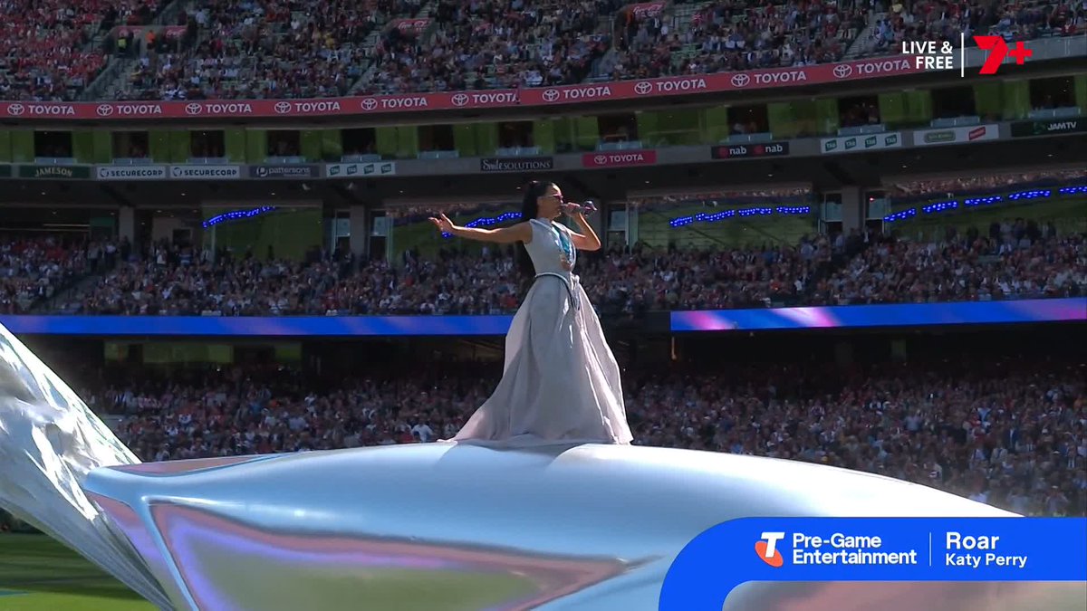 🎤 "I am a champion and you're gonna hear me ROAR" Katy Perry at the G 🙌 #AFLGF