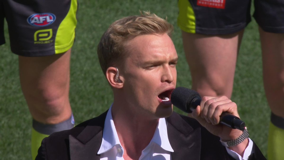 The national anthem, brought to you by Cody Simpson 🎤 #AFLGF