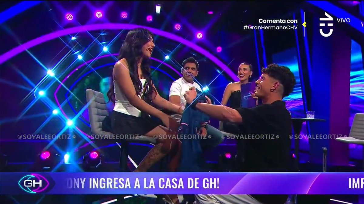 🔴 LE PIDIERON POLOLEO EN VIVO: Iñigo y Eskarcita están oficialmente pololeando 👀❤️✨ #GranHermanoCHV Iñigo confesó que Eskarcita le gusta desde que la vio en GH 1 por la tele, que era su amor platónico y que el destino los juntó cuando llegó de Argentina y la vio en el camarín del canal.