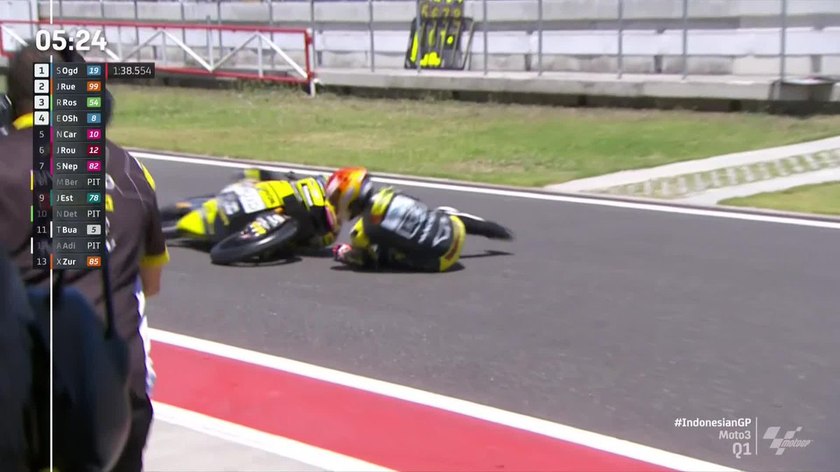Just SECONDS after completing a quick repair job, Bertelle crashes out in the pit lane! 💥😅 But then he manages to head out ✅ #IndonesianGP 🇮🇩