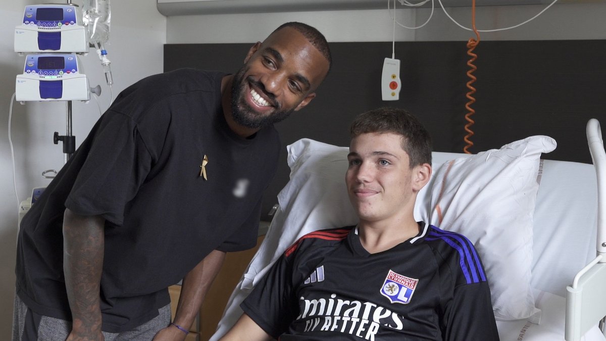 โจ Notre Capitaine Alexandre Lacazette s'est rendu au Centre Leon Berard pour partager quelques moments joyeux avec les enfants et le personnel soignant du Centre โค๐ ๐ซถ OL Fondation