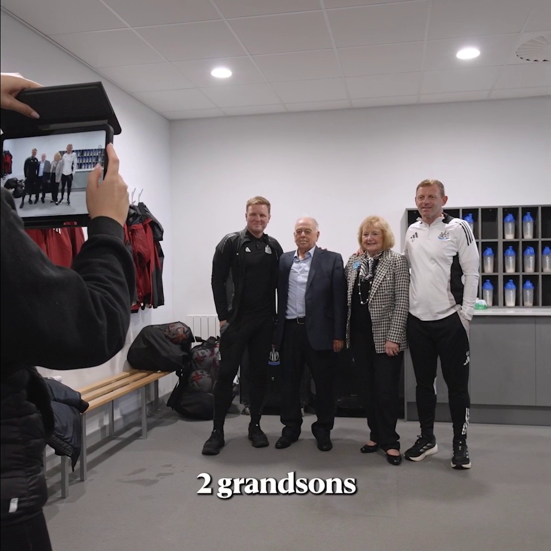 Oh, well hello! "I know who he is [Eddie]" 😂 80-year-old lifelong NUFC fan David gets a surprise visit from Eddie Howe and Graeme Jones in the latest episode of Newcastle Connected ❤️ Full Episode ➡️