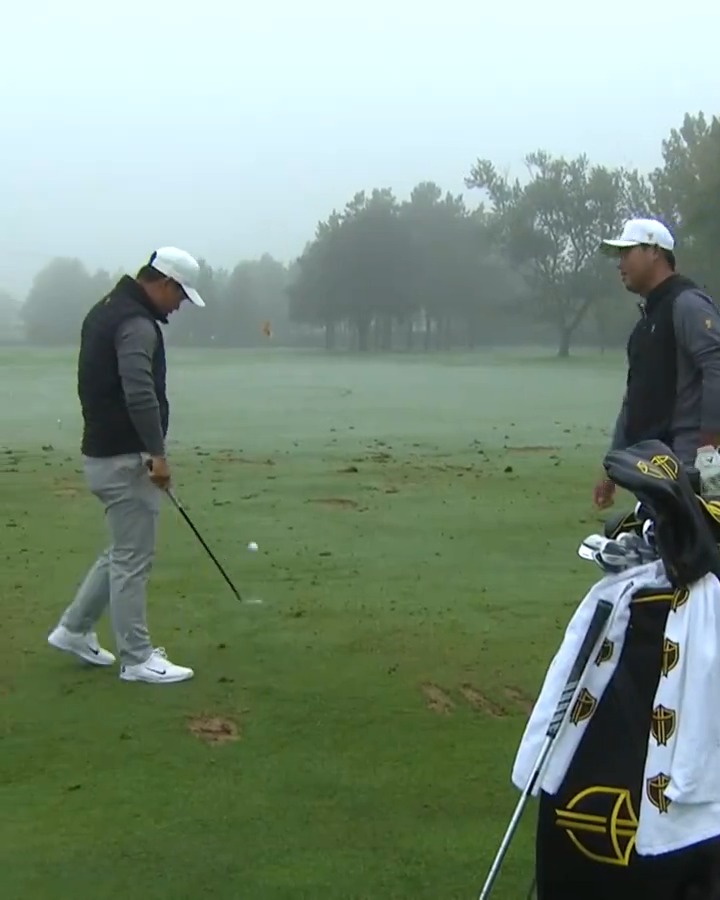 Si Woo Kim and @JoohyungKim0621 stayed loose with some baseball cuts during the fog delay Presidents Cup ⚾️