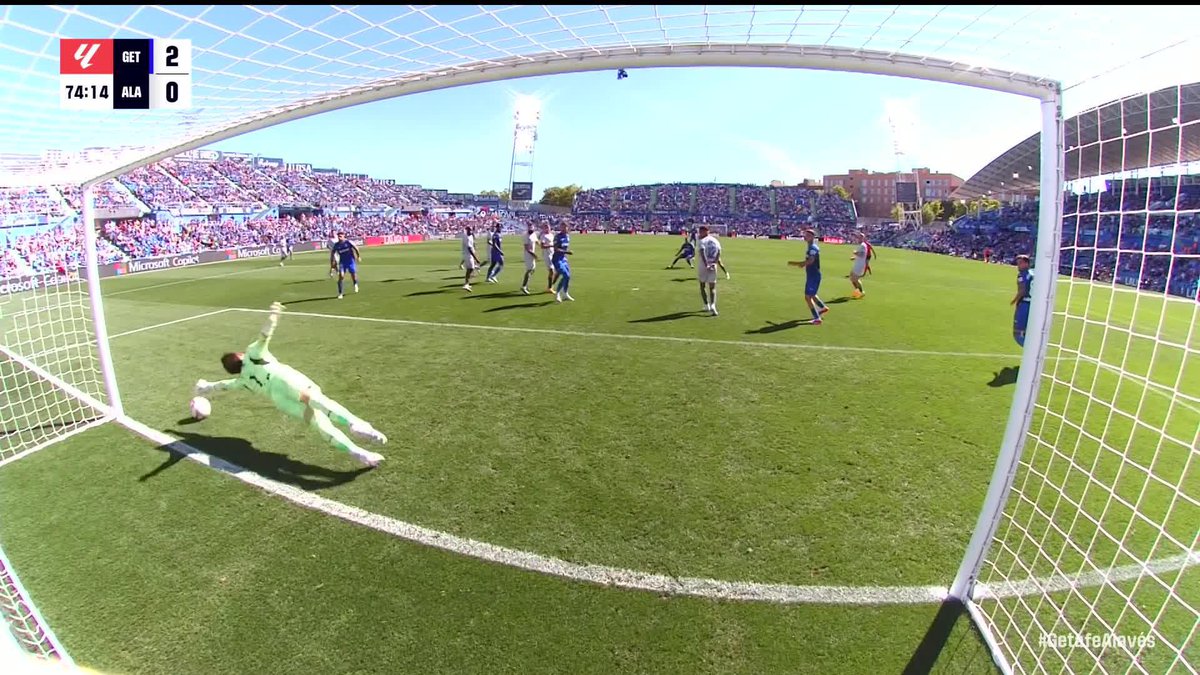 ¡PARADA DESCOMUNAL DE SIVERA! 🙌 ¡Qué salvajada! #LALIGAenDAZN ⚽