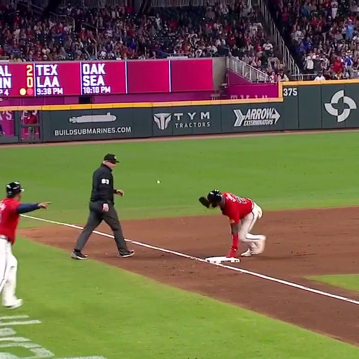Everyone is hyping up Shohei Ohtani for going 50/50 but no one realizes that after this stolen base, Marcell Ozuna is 1 homer shy of a 40/1 season