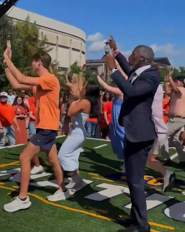 .Roman Harper dancing with Auburn Football fans is classic 🤣