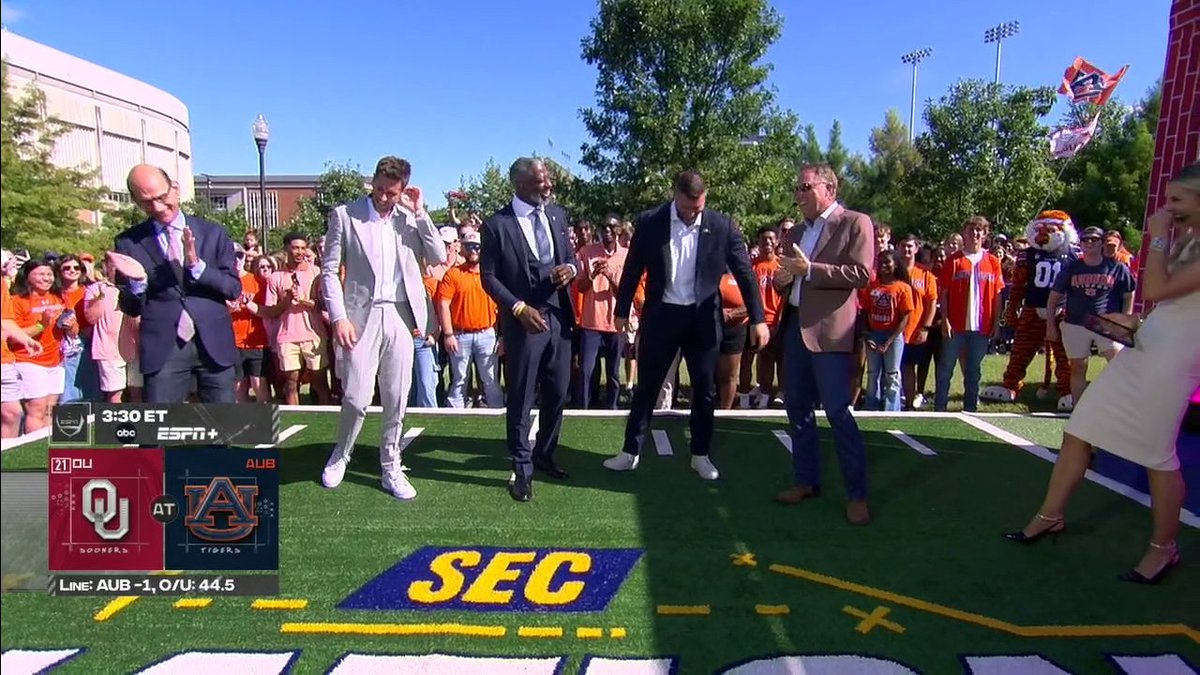 "My youngest daughter, Madison, she's like me. She's got the fire. She said 'We love Paul but tell him to go kick rocks.'" 🤣 Hugh Freeze | Paul Finebaum