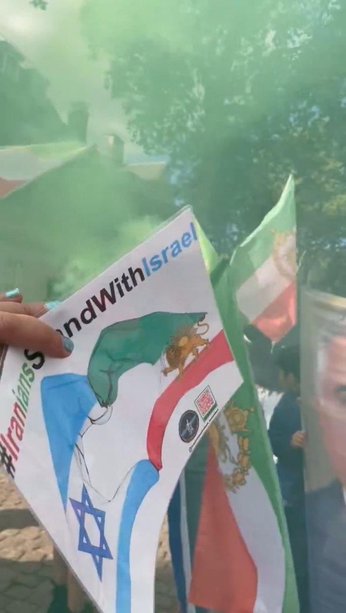 🚨 HAPPENING NOW 📍 Amazing to see! Iranians gathered outside the Israeli embassy in London to thank the Israeli army for taking out Nasrallah Singing of the Iranian Monarchy anthem 🥂 Makes a difference to Anti-Israel Hate Marches we see in London