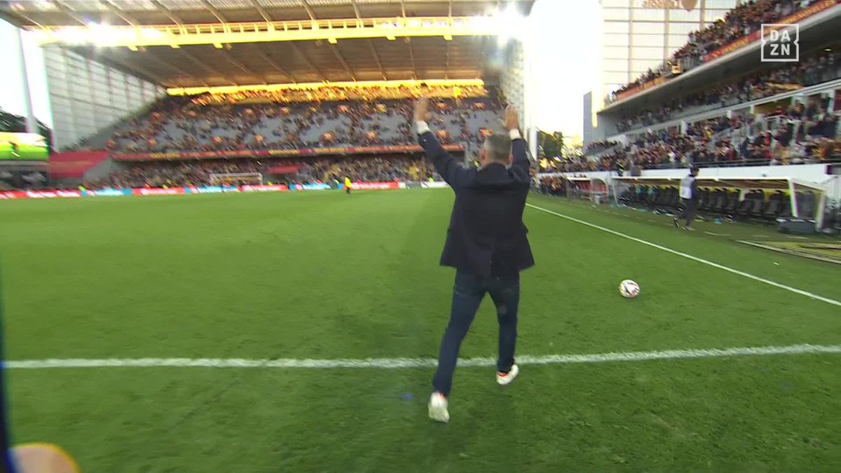 Qu'elles sont belles ces images de retrouvailles entre Franck Haise et le public lensois ! 🤩👏 Totalement mérité pour ce grand monsieur du RC Lens ! (DAZN France)
