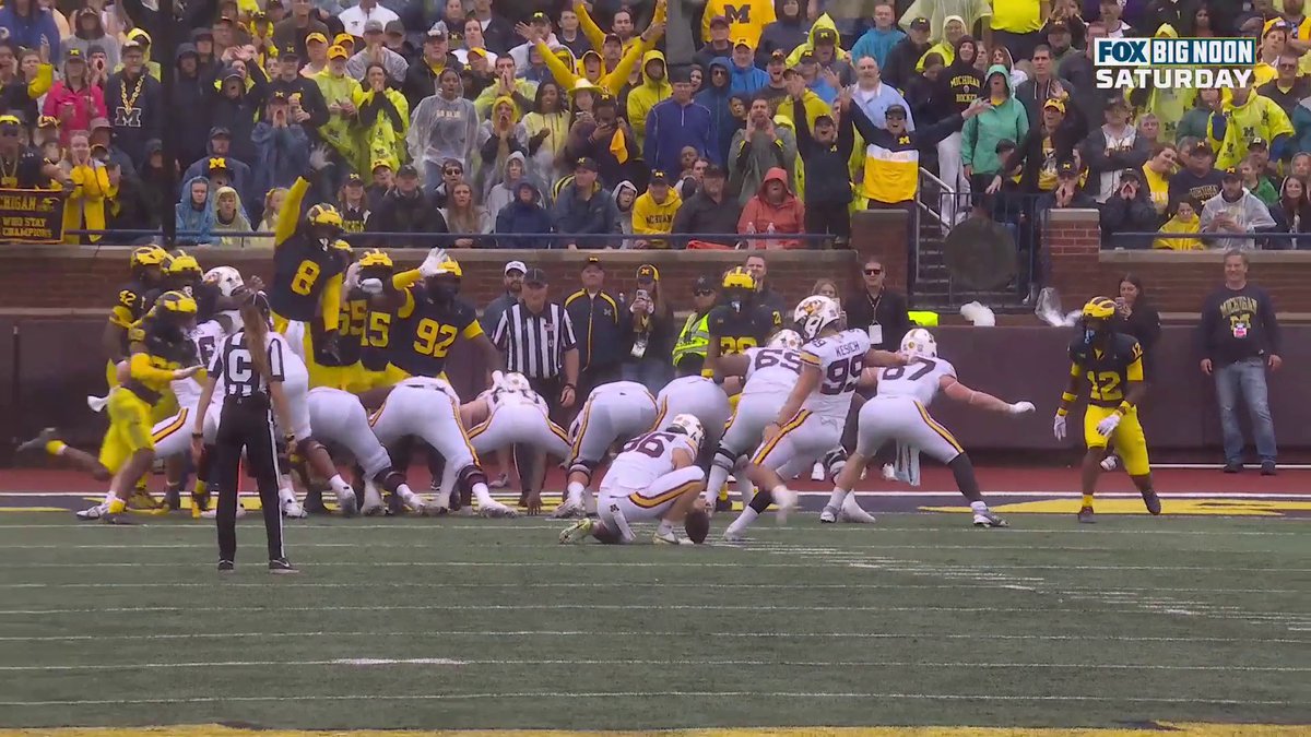 After a first down and 2 seconds left on the clock, Minnesota's field goal team gets set up and makes the kick ⚡️