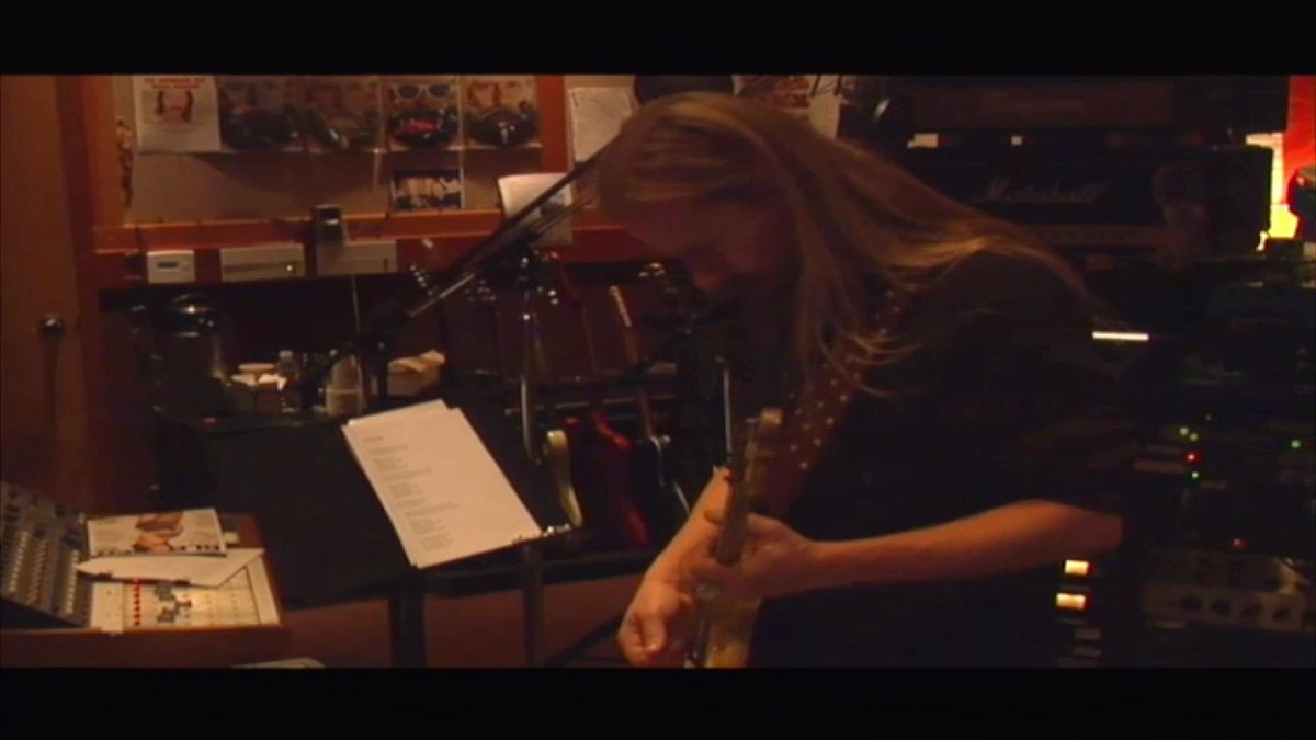 "Early on we refused to lock ourselves into a sound. We started doing acoustic EPs immediately. Elton John and Billy Joel are just as important to me as Metallica or Black Sabbath. I could even say the same thing about the Commodores and the Ohio Players and Hank Williams and Ernest Tubb. That shit’s all in our music.” — Jerry Cantrell, revolvermag (2009). 🎥: Todd Shuss