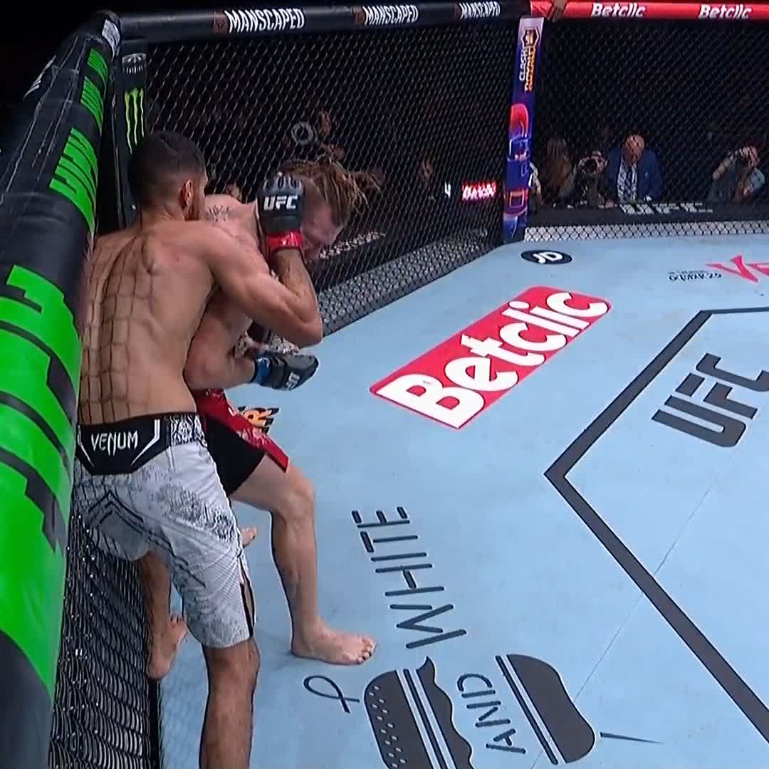 ¡La repetición lo deja claro! 🔄 #UFCParis
