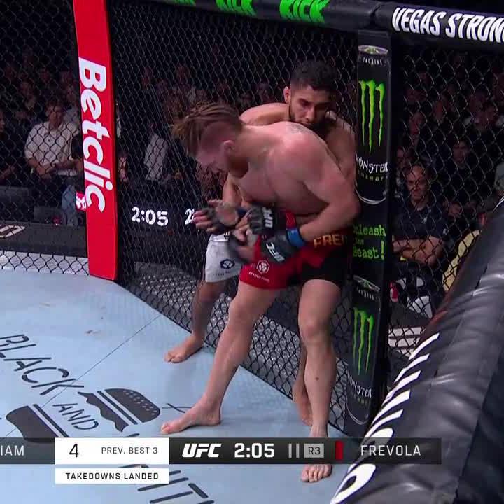 KNEE TO THE FACE 😱 #UFCParis