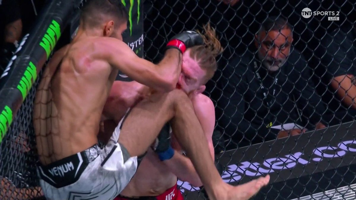 KN😲CKED 😱UT C😵LD! #UFCParis | Live on TNT Sports & discovery+