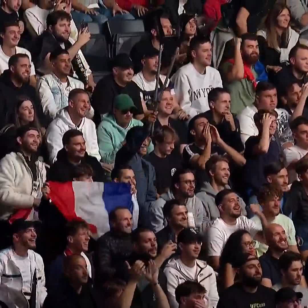 The crowd in Paris never disappoints 🗣 #UFCParis