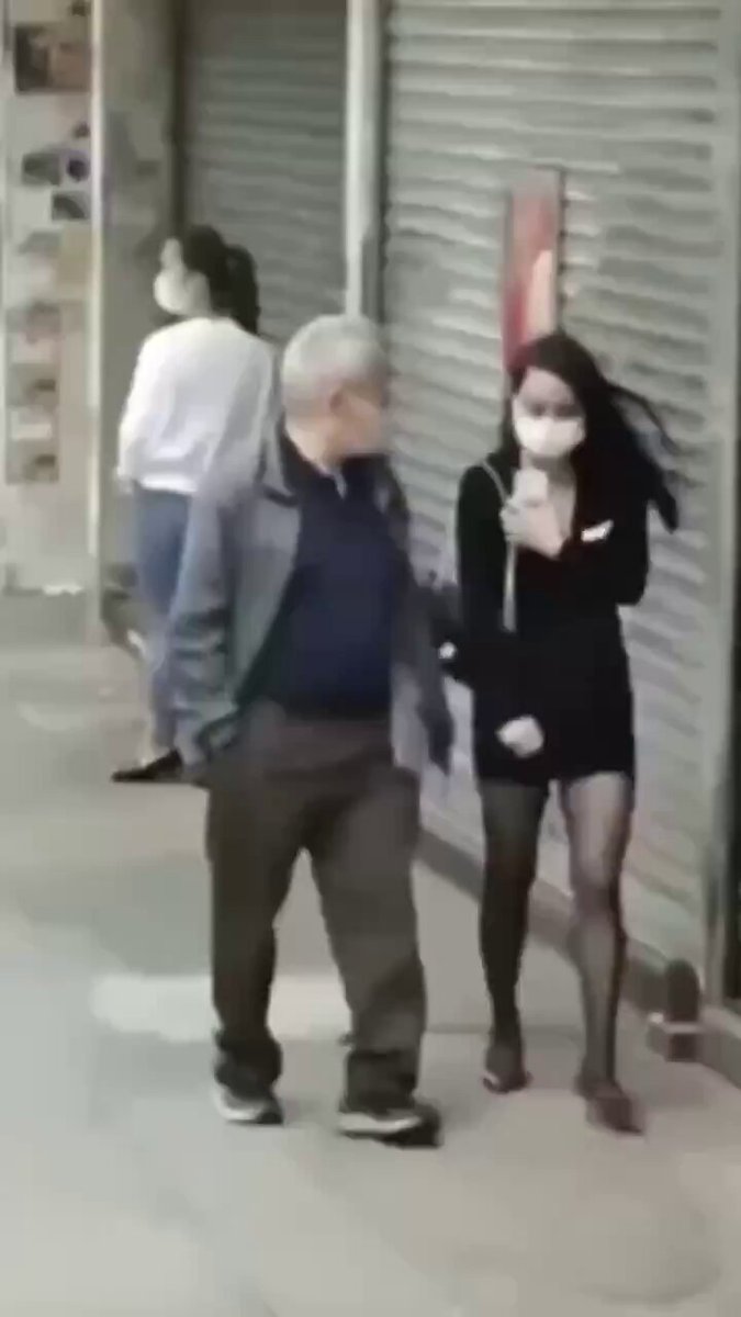 中國妓女跟買春大爺。 中國經濟崩潰了，全國估計有8000萬女人下海出賣肉體。 現在中國是全世界愛滋病感染者最多的國家。