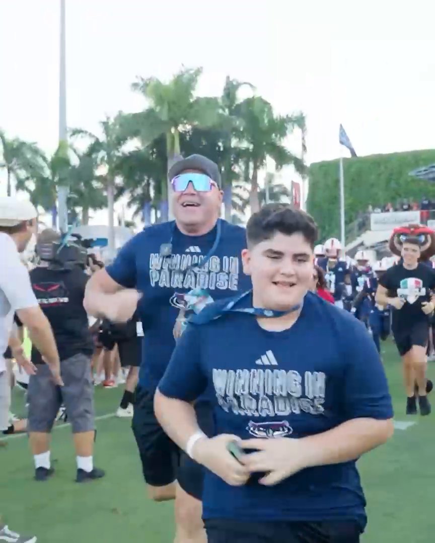 A.J. and Big Justice ran out with FAU and brought the “BOOM” 💥 (via Florida Atlantic Football)