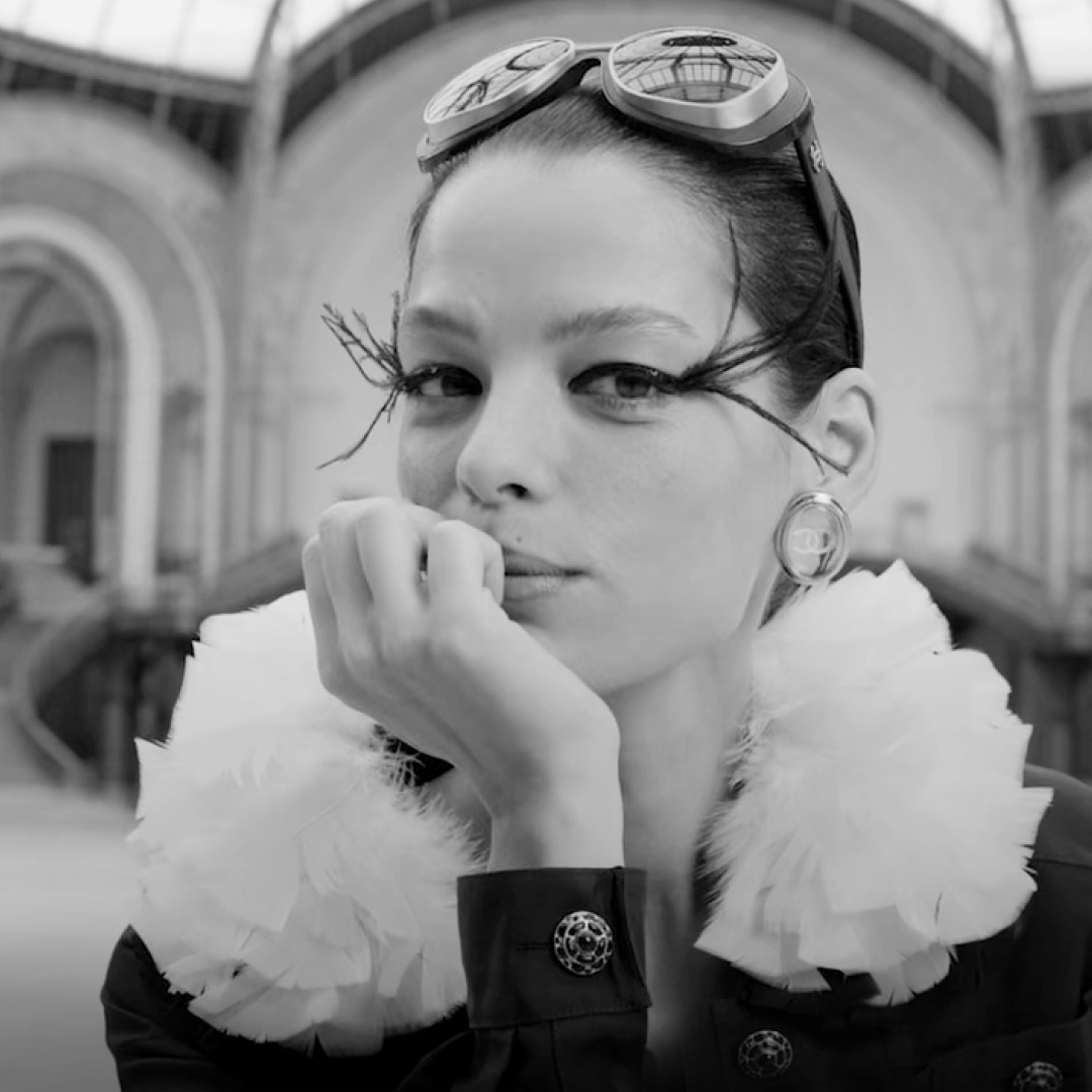 グラン パレの身廊を歩くひとりの女性。自信に満ちたその雰囲気が、#CHANEL 2025年春夏 プレタポルテ コレクション ショーの世界観を体現しています。 ショーのフィルムは、10月1日(火) 日本時間 21:00に公開されます。 #CHANELSpringSummer #CHANELShow