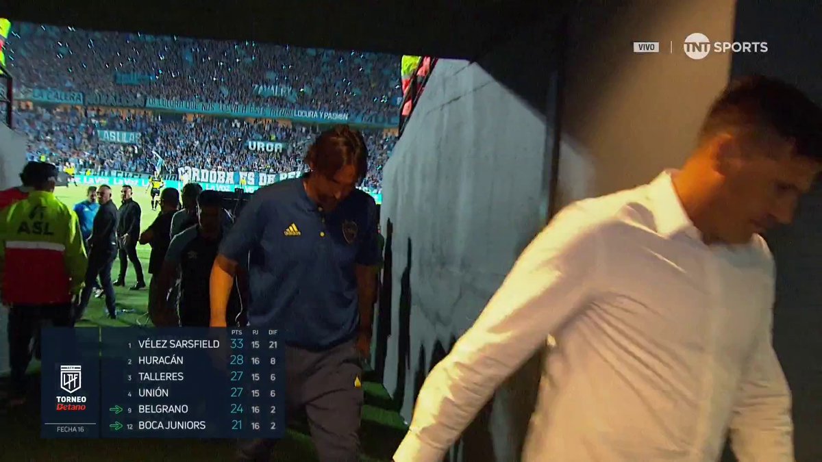 SOLO| Mister #Martinez no espero a los jugadores y se fue SOLO al vestuario. FIN DE CICLO.