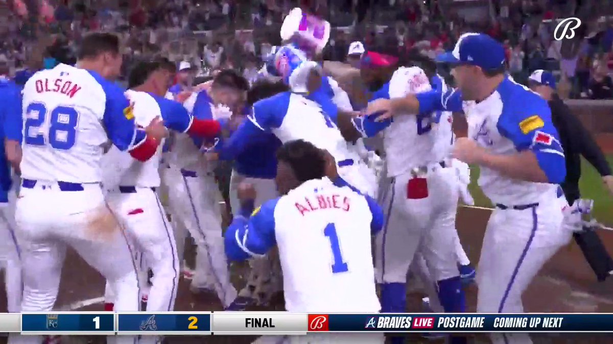 TRAVIS D'ARNAUD WALK-OFF HOME RUN🗣️