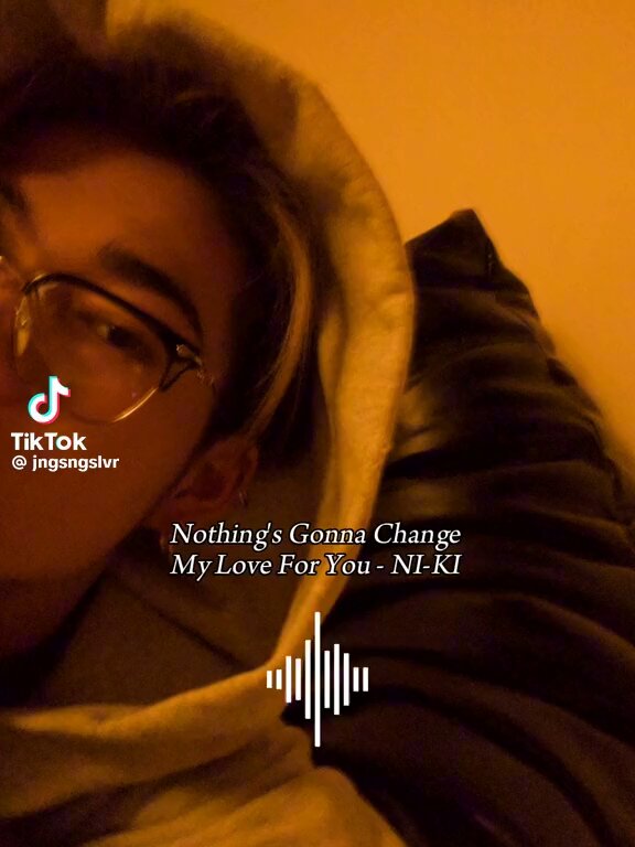 Now that autumn is almost here, it’s time to bring back this Ni-ki cover which sounds like the vocal equivalent of hot chocolate with marshmallows next to the fire place on a cold night.