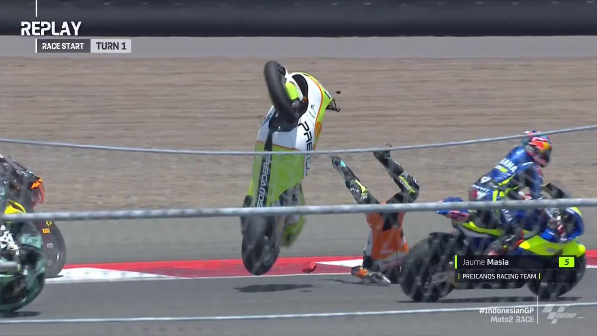 Jamue Masià, rider Moto2, mengalami crash ngeri di GP Mandalika dengan kepala menghantam track 😱 Jaume Masià langsung dibawa ke medical centre, semoga tidak cedera serius 🙏