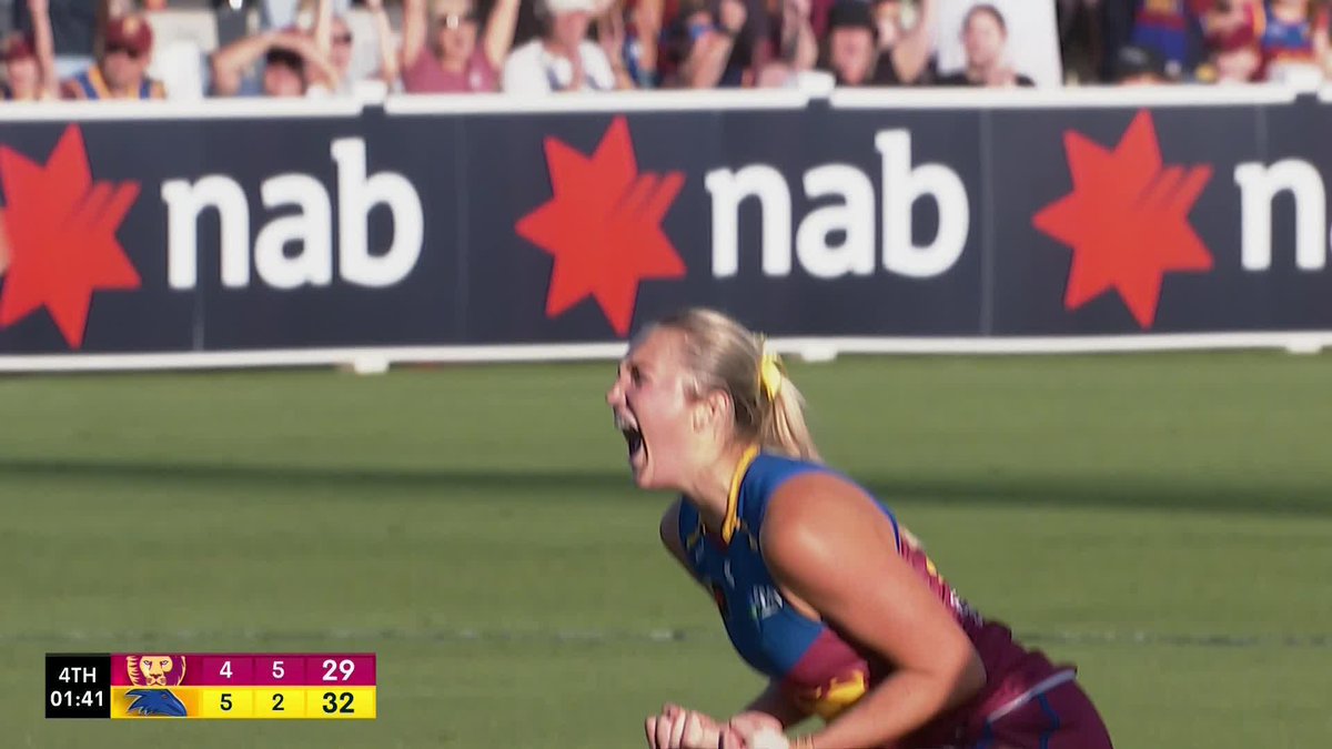 SMITH KICKS THE LIONS IN FRONTTT!!