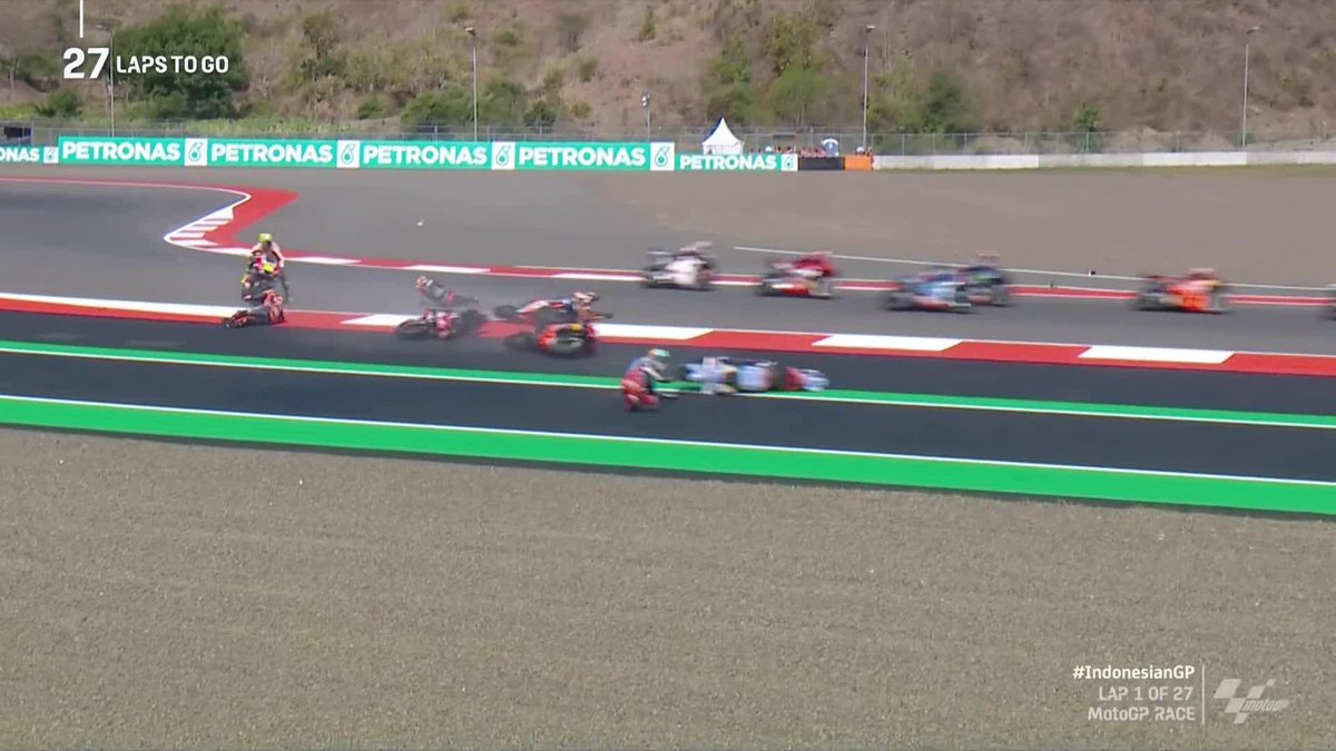 A chaotic first lap with a big melee 😱 Alex Márquez, Aleix Espargaró, Jack Miller and Luca Marini are the riders involved 💥 #IndonesianGP 🇮🇩