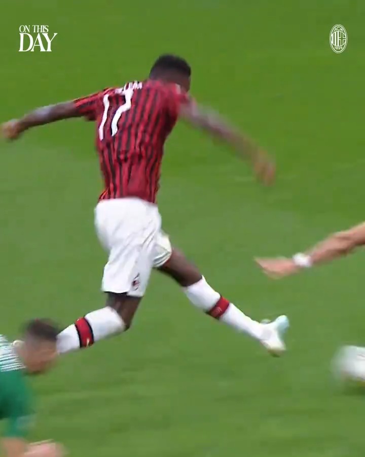 We go, for the first time 🏄⚽ #OnThisDay #SempreMilan
