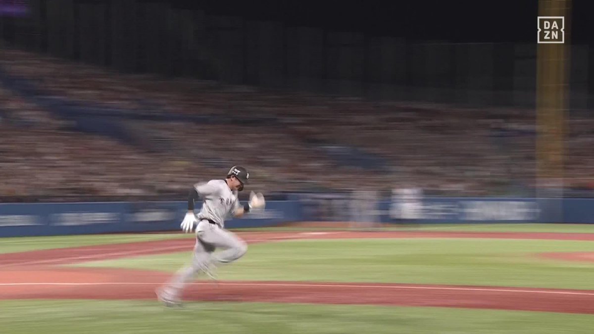 / 元気溌剌!! \ 左手に死球の #萩尾匡也 治療から戻り一塁へ全力疾走! 塁上から #高梨裕稔 に「大丈夫」 ⚾プロ野球(2024/9/29) 🆚ヤクルト×巨人 📱Live on DAZN #DAZNプロ野球 #swallows #giants