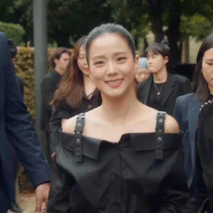 Insider experience. With guests such as Dior global ambassador JISOO, Dior ambassadors Natalie Portman and @AnyaTaylorJoy, not to mention House friends Jennifer Garner, Ashley Park and more all there, who better than the #StarsinDior to give a firsthand #DiorSS25 show report?