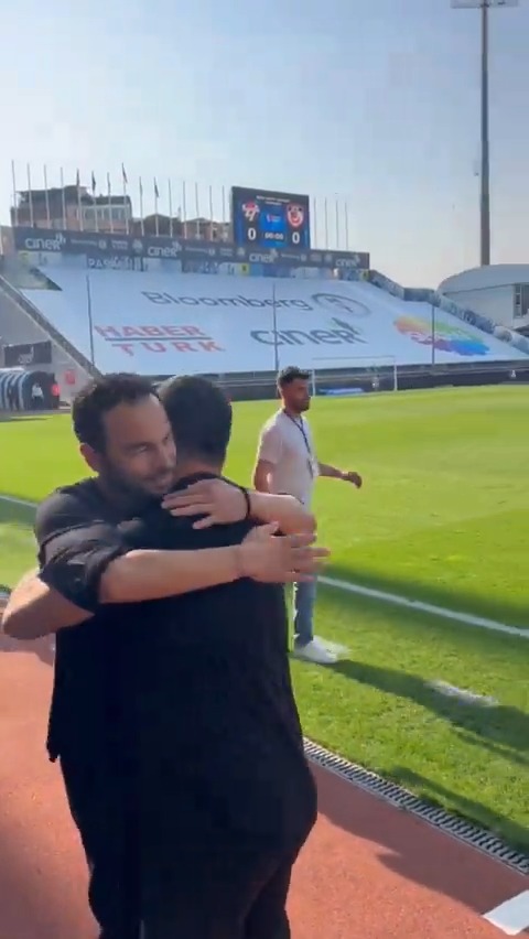 Arda Turan ile Selçuk İnan’ın rakip olarak karşı karşıya geldiği maçta “Karam” şarkısı çaldı.