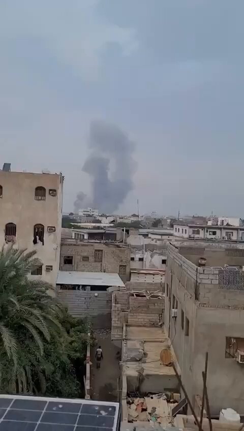 غارات اسرائيلية على مدينة الحديدة في اليمن . —-
