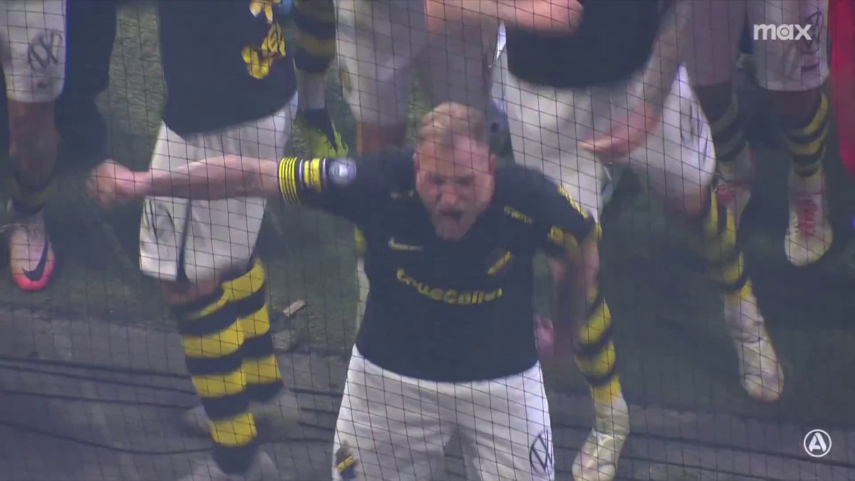 John Guidetti och AIK-spelarna firar derbyvinsten med supportrarna! ⚫ 📲 Se höjdpunkter från Allsvenskan på Max