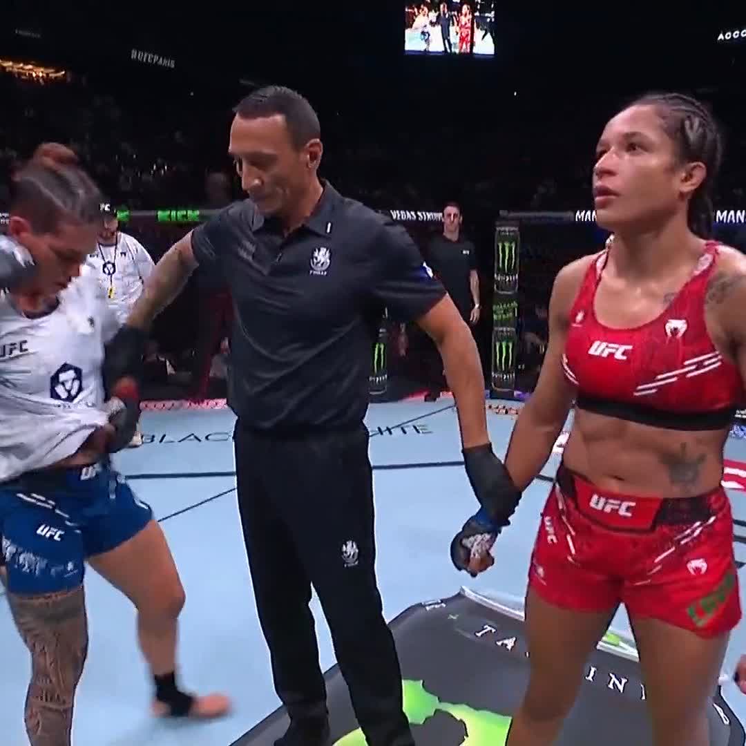 UFC: A portuguesa Jacqueline Cavalcanti venceu a francesa Nora Cornolle, em Paris.