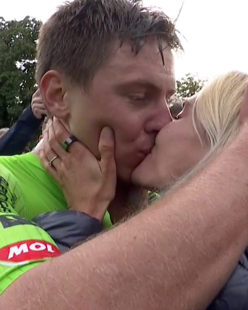 A wonderful moment between World Champion Tadej Pogačar and his girlfriend Urška Žigart 🥹❤️ #Zurich2024