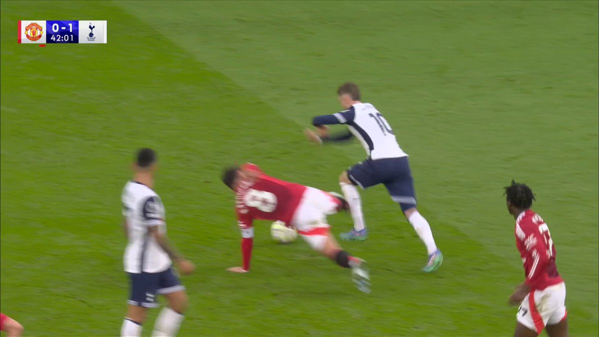 "No, he slips" "I don't think it's serious foul play or it's reckless" The Super Sunday panel don't agree with Bruno Fernandes' red card ❌