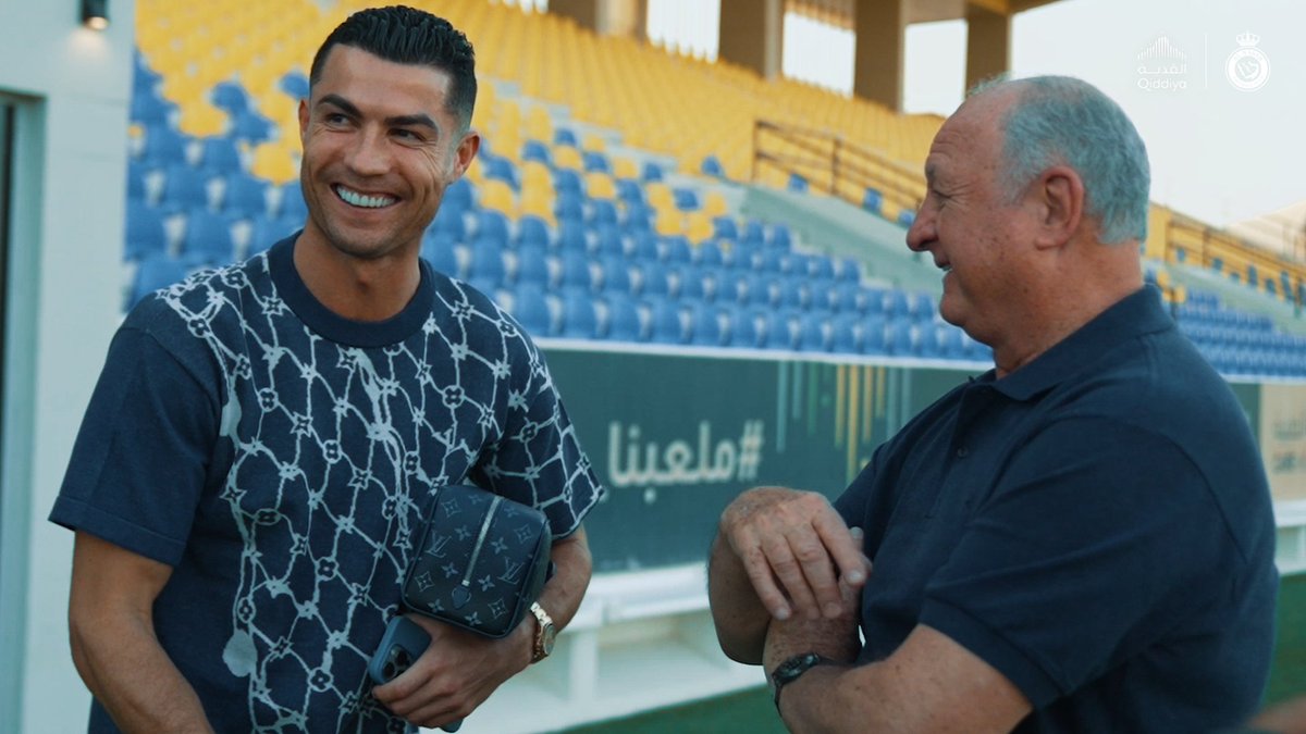 المدرب البرازيلي الأشهـر لويس فيليبي سكولاري يزور مقر #النصر 💛 ويتحـدث بعد لقاء المدرب واللاعبين 🎙️