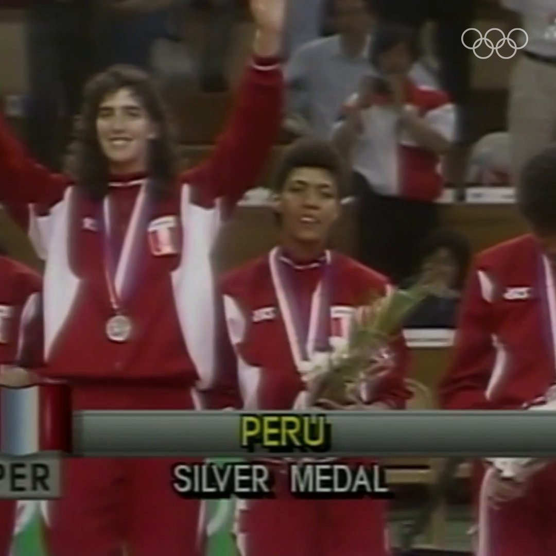 Tal día como hoy hace 3️⃣6️⃣ años... Perú logró la medalla de plata en el torneo femenino de voleibol de Seúl 1988. 🇵🇪 🏐 🥈 #JuegosOlimpicos l Team Perú Oficial FPV - Federación Peruana de Voleibol