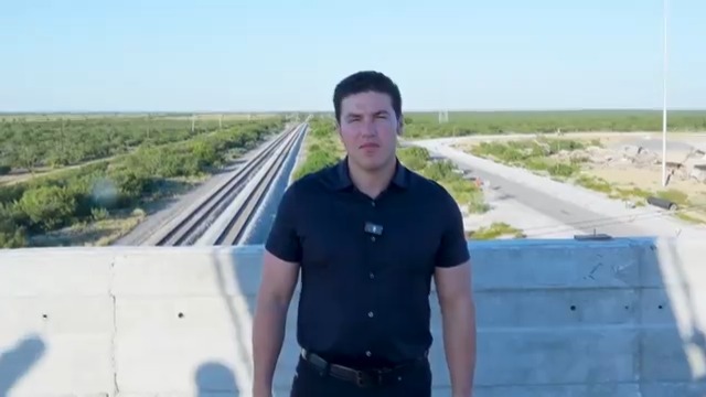 En nuestra gira por el norte pasamos por la NUEVA Carretera Gloria-Colombia, cerca de las vias del tren que conectan hasta la Ciudad de México. Vamos a hacer todo lo posible para que este tren sea una realidad junto con los hermanos de Texas y el Gobierno Federal. ¡A SEGUIR JALANDO! 🦁👊🏻