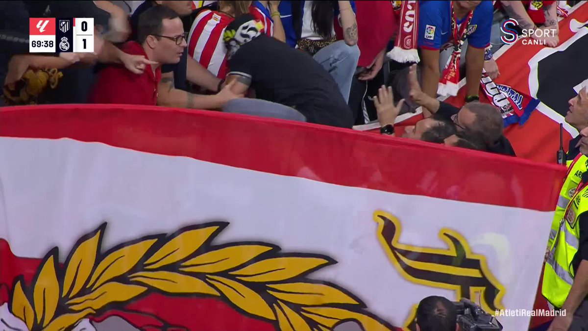 Atletico Madrid - Real Madrid maçı sahaya bir adet "çakmak" atıldığı için durduruldu.