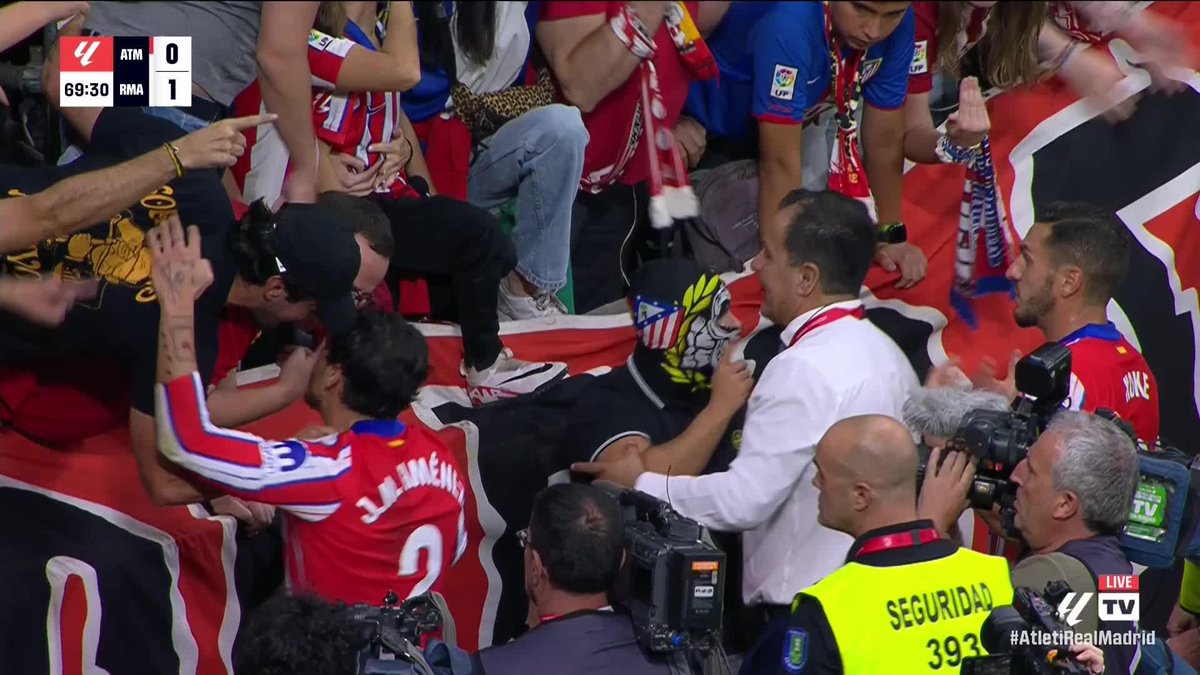 It is getting heated in the Madrid derby… Diego Simeone had to go over to the Atletico Madrid fans in the crowd and tell them to stop throwing items at the Real Madrid players.