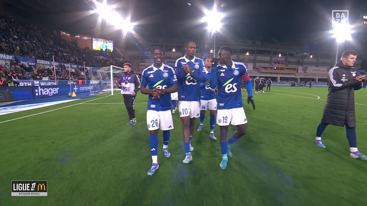 🤩 | La belle communion des joueurs de Strasbourg avec leurs supporters !🕺🔥 #RCSAOM