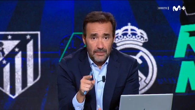 - Los jugadores del Atlético de Madrid van a aplaudir a los aficionados de la zona del fondo del estadio. - El resto del estadio reacciona con pitidos. #DeportePlus