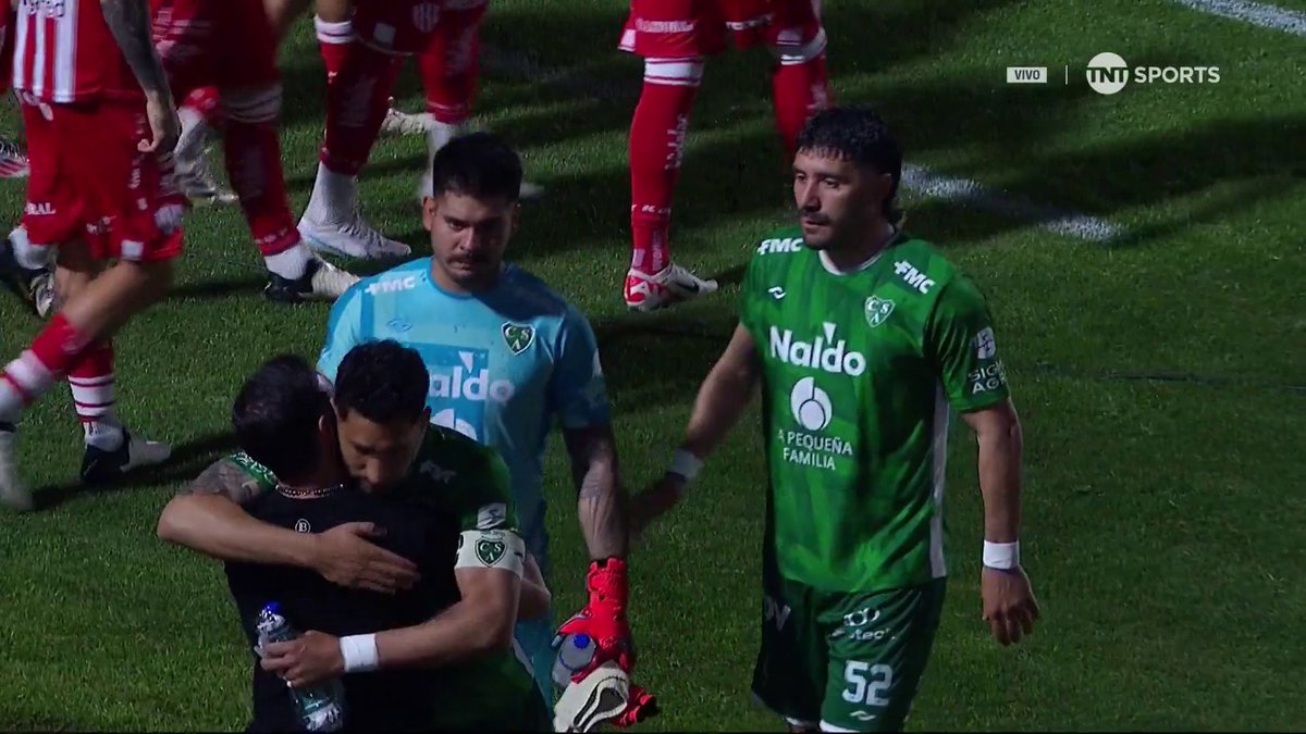 El plantel de Sarmiento yendo a saludar al Kily González, por el reciente fallecimiento de su madre… Hermoso gesto. 🤍🇦🇷