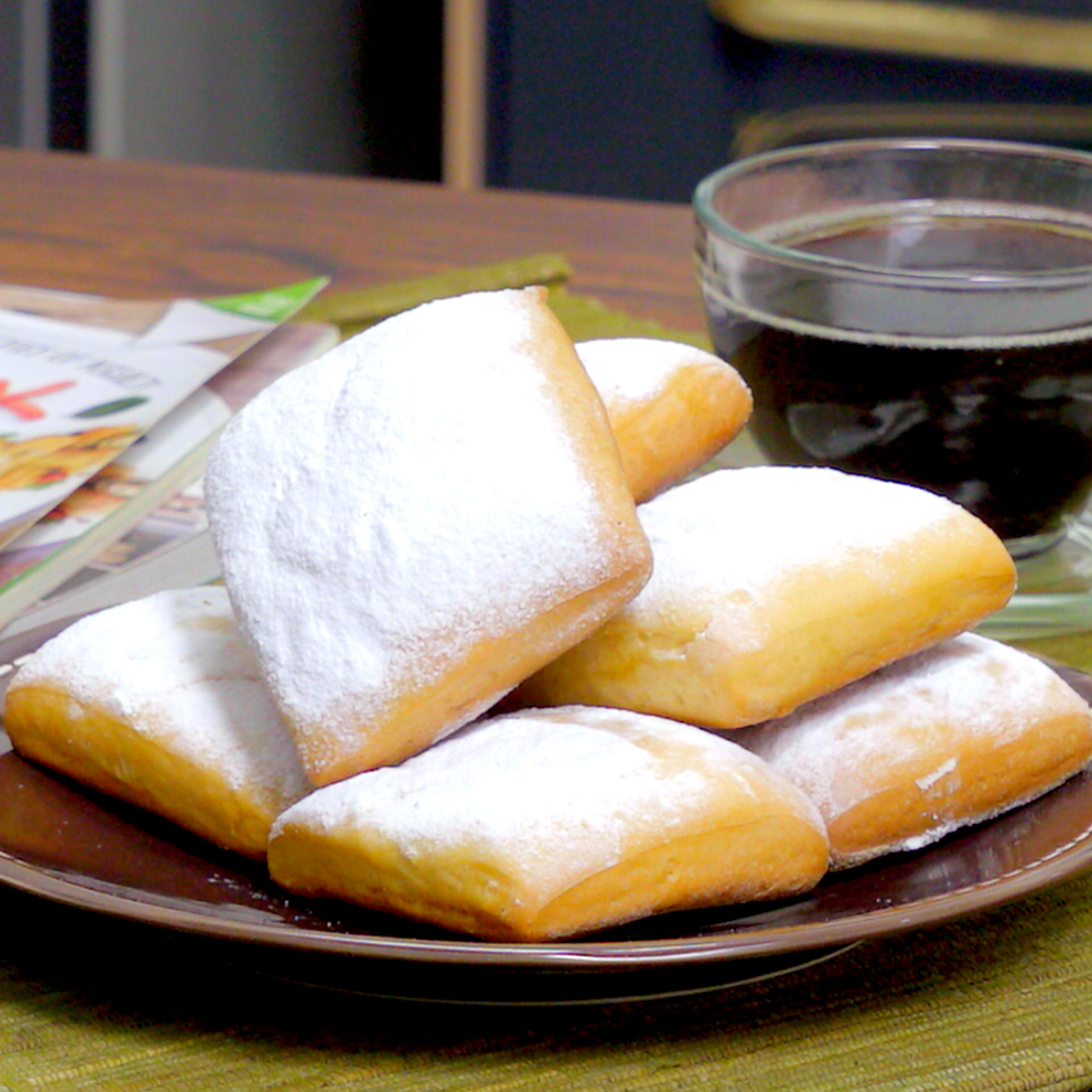 Kalo biasanya kamu buat donat harus di goreng pake minyak, cobain deh resep donat yg satu ini, walaupun gak pake minyak tapi rasanya tetap gurih dan enak bgt! 😋✨