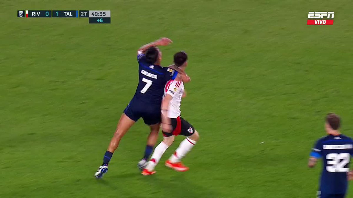 El penal que no le dieron a River hoy es enorme, el jugador de Talleres se desentiende de la pelota, va derecho a bajar a Mastantuono y le pega jajajajajaj Pero hoy no hablan/lloran del árbitro ni de la jugada, como siempre. No les conviene.