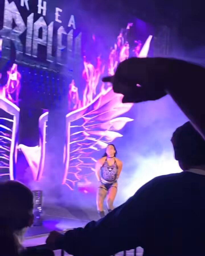 the hands on the hips and then the suck it😭😭