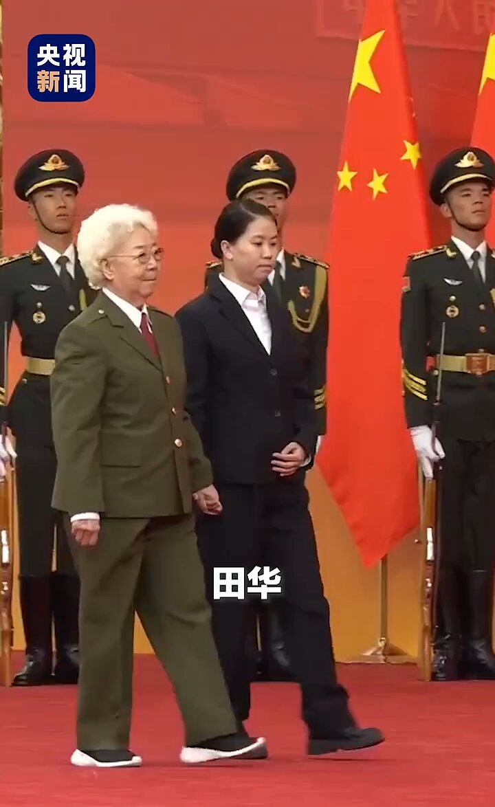 她演的白毛女👩‍🦳洗脑了多少中国人！是中共宣传教育的帮凶！习给她这个勋章将是她的耻辱！ 凡是冠以人民的名义的都是伐害人民的 ！