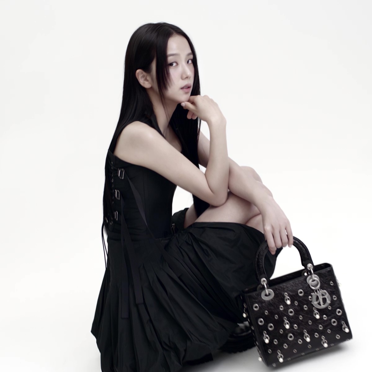反抗的なペア。 大胆な #LadyDior の時代が、ディオール グローバル アンバサダーで衝撃的な新ミューズのJISOOと幕を開けます。マリア・グラツィア・キウリのアイコニックなデザインにパンクスピリットを吹き込み、モノクロームを背景に生き生きとした表情を浮かべます。 © Bibi Cornejo Borthwick